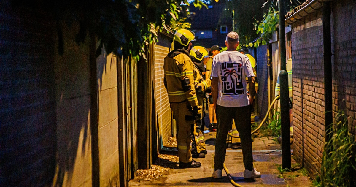Coniferenhaag vat vlam in tuin in Maaskantje, buurman grijpt direct in