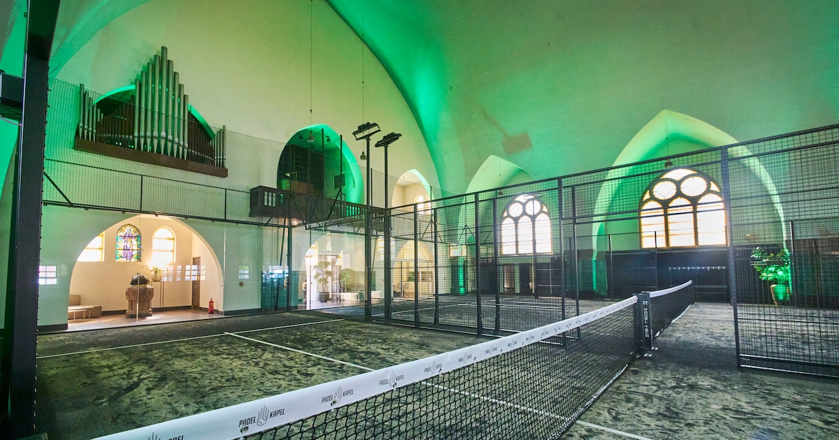 Bram (27) en Ton (28) lieten de Visserskerk in Oss ombouwen tot Padelkapel: ‘Dat is echt een uniek g