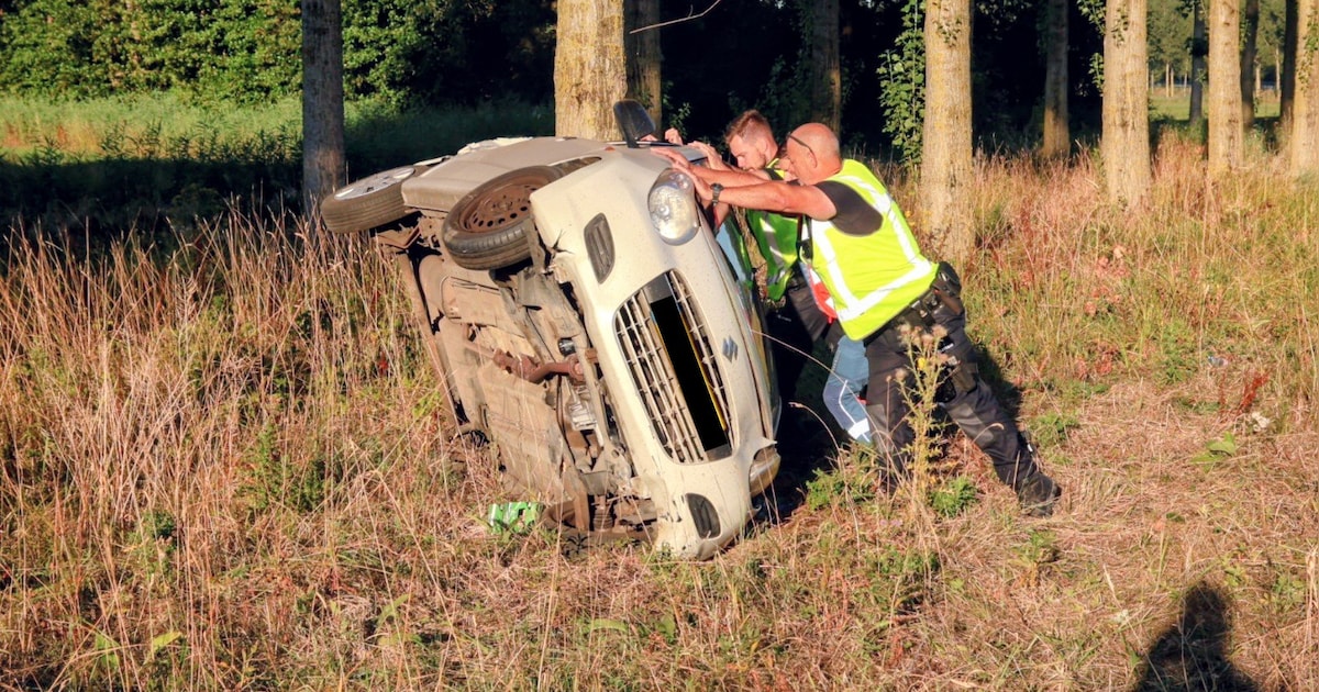 Auto tuimelt berm A15 in ter hoogte van Deil