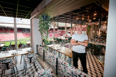 Hij droomde van ijshockey in Azië, maar rolde de horeca in: Simon de Wit (46) laat zich graag verras