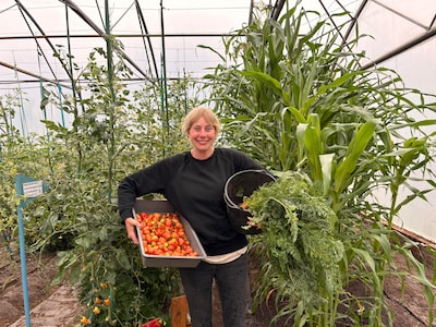 Komkommer knabbelen en gestreste boontjes oogsten: meewerken bij Zorgtuinderij de Bundertjes