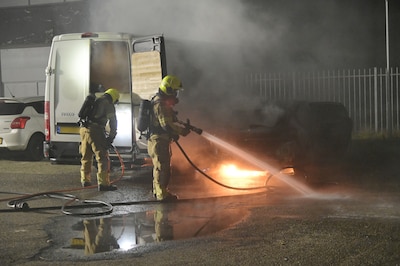 Auto en camper branden uit op verlaten parkeerplaats in Breda, benzine lekt op de weg