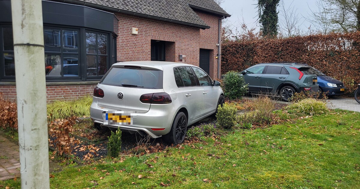 Auto belandt in voortuin in Vlijmen, bestuurder meegenomen door politie