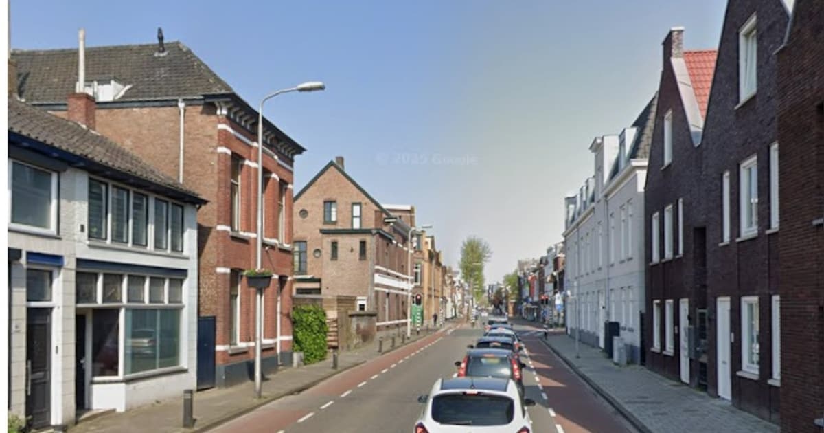 Auto rijdt slingerend door Roosendaal en raakt geparkeerde auto’s op een haar na, bestuurder heeft g