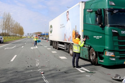 Gewonde na aanrijding tussen vrachtwagen en auto op A2: weg vol brokstukken
