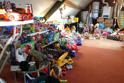 De zolder van Lieke (35) uit Reusel ligt vol met speelgoed om als cadeautjes weg te geven aan kinder
