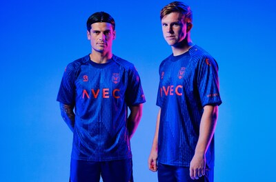 Het nieuwe uitshirt van Willem II is ‘midnight blue met felrode accenten’ (en het clublogo ook)