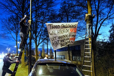 Drukte aan de Berlicumse Runweg door spandoekenactie tegen azc: ‘We gaan niet afwachten en niets doe