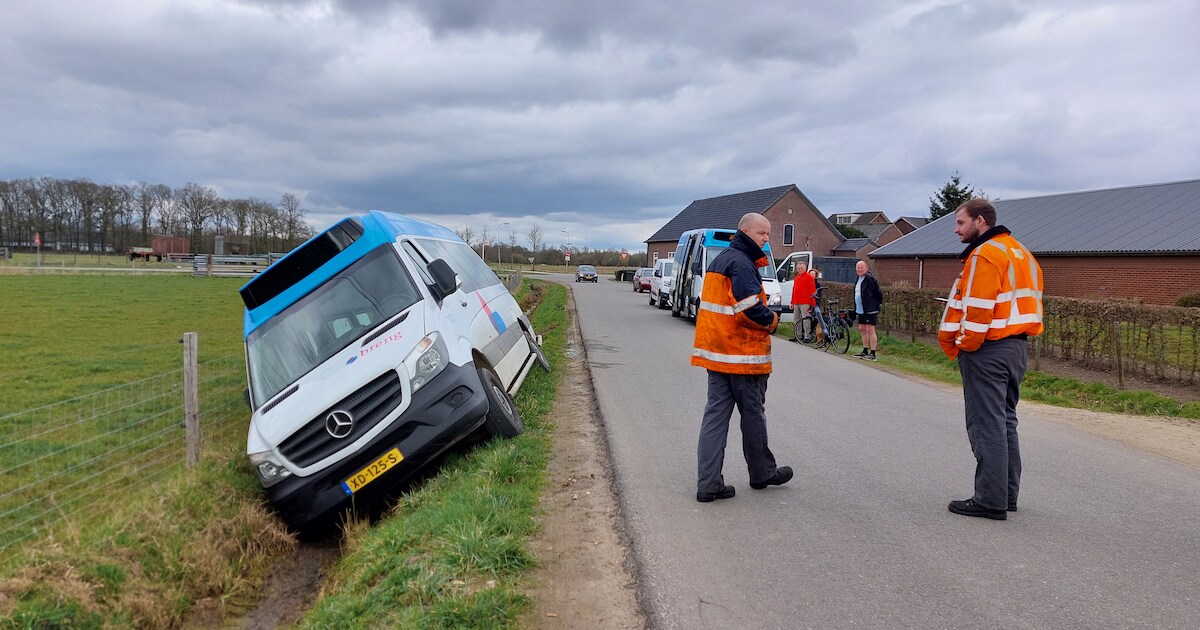 Tegenligger geeft geen ruimte: buurtbus belandt in de sloot bij Batenburg