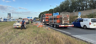 Vrachtwagen verliest lading op A59: steigeronderdelen van de weg gehaald