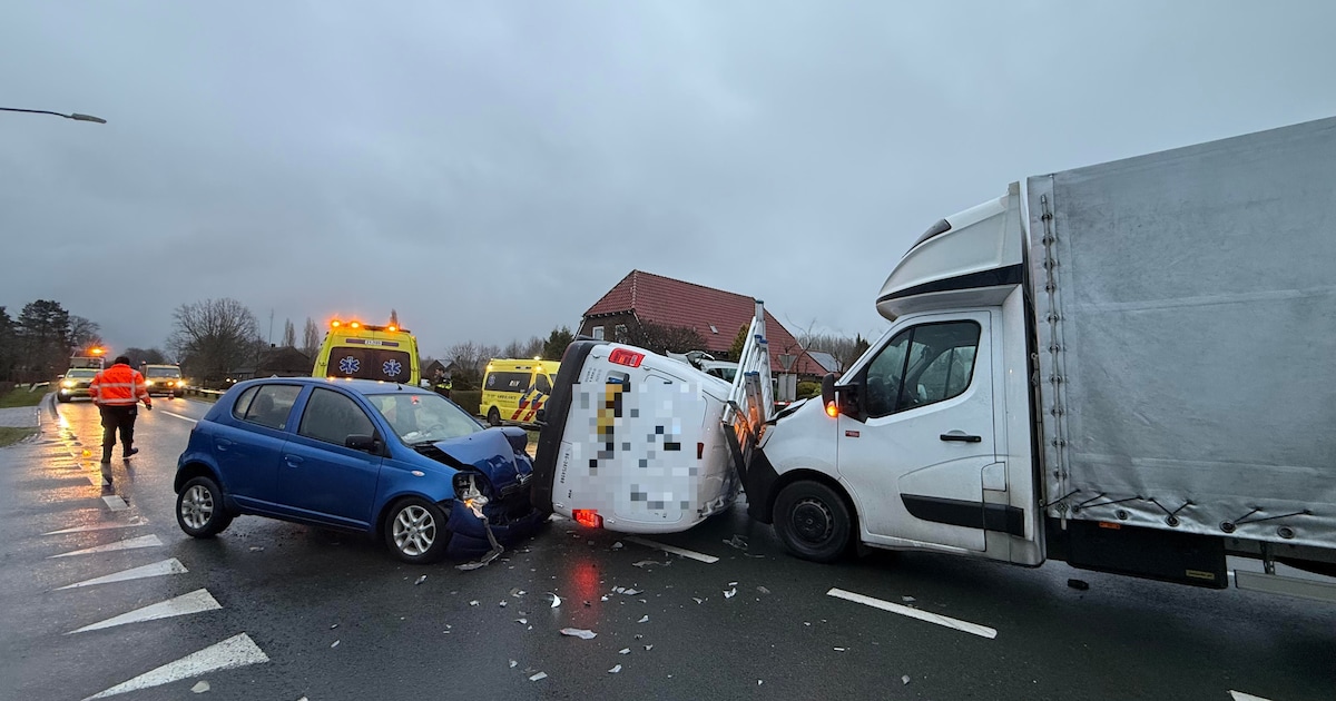 Ongeval met drie voertuigen op Boxtelseweg in Schijndel: bestelbus komt op zijkant terecht