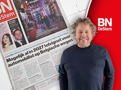 Vader leest de krant. Hij is boos. Op de Belgen