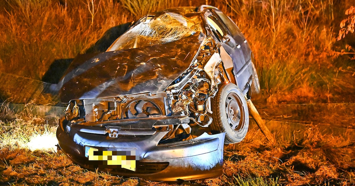 Twee gewonden bij ongeval op beruchte N-weg bij Riethoven, auto slaat over de kop