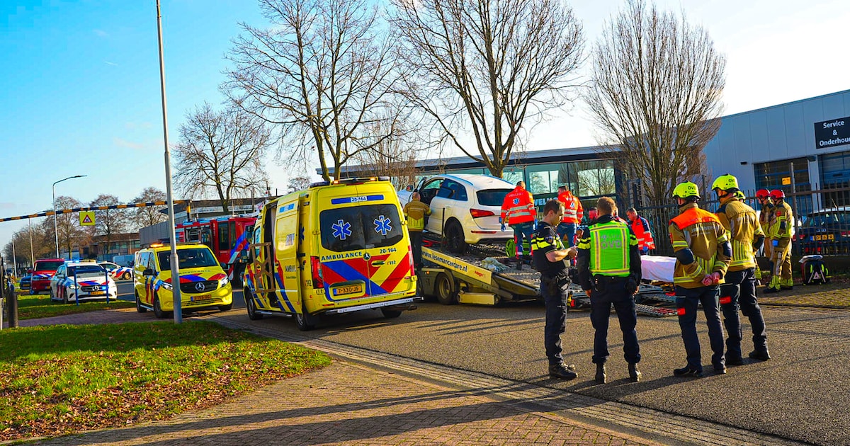 Man zwaargewond bij bedrijfsongeval op de Havenweg in Waalwijk: kwam onder auto terecht