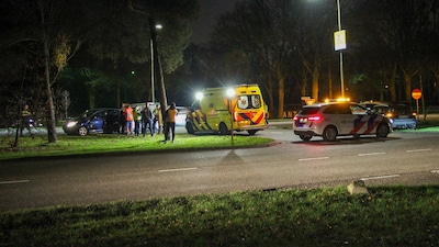 Twee auto’s klappen op elkaar in Oss, bestuurder naar ziekenhuis