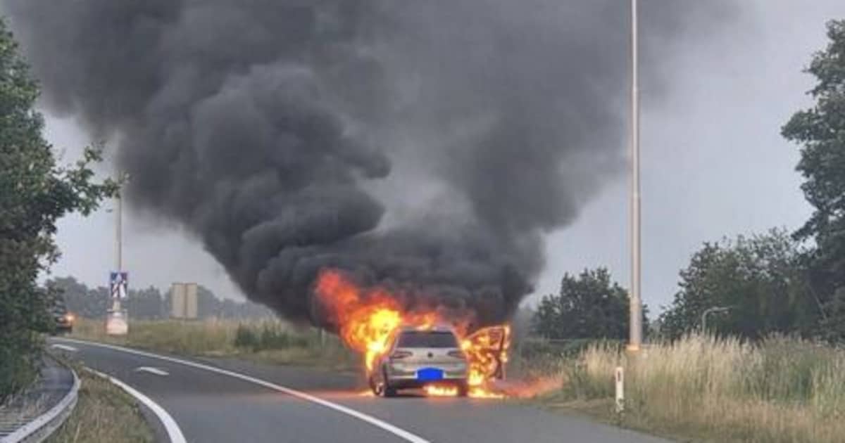 Auto vliegt dinsdagmiddag in brand op afrit bij Rosmalen, bestuurder ziet wagen tijdens rijden begin