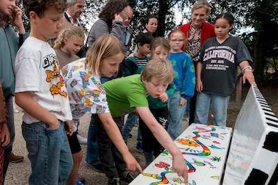 ‘Niemand hoeft alleen te spelen’: kinderen uit Vug