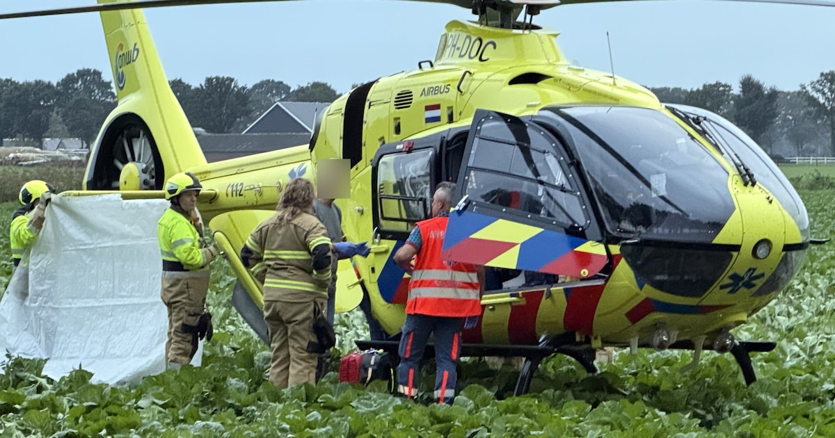 Man zwaargewond door ongeluk met auto in Odiliapeel, traumahelikopter landt op akker