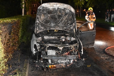 Auto zwaar beschadigd bij nachtelijke brand in Gameren, politie vermoedt brandstichting