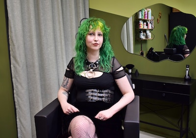 Jenny runt een alternatieve kapsalon in Eindhoven: ‘Ik sta bekend als het meisje met de groene krull