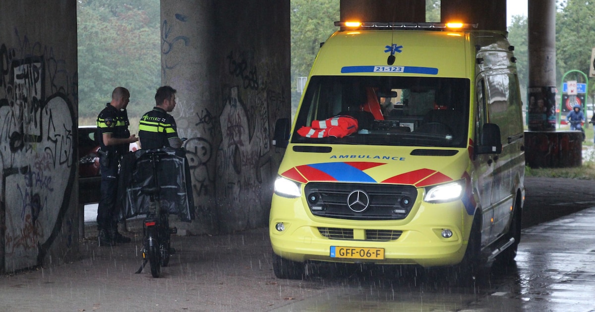 Fietser naar ziekenhuis na botsing met auto op rotonde in Heesch.