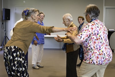 Sjakkie (99) danst nog elke week mee met de Hildewaris-dansers: ‘Dit is moeilijker dan stijldansen’