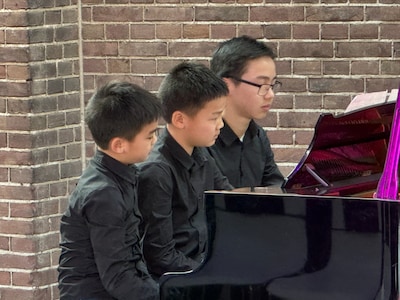 Jonge muzikanten treden op tijdens familieconcert van Lambertus Concerten in Helmond