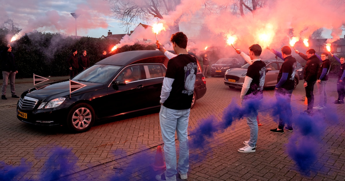 Rouwwagen met supervrijwilliger Theo (56) stopt nog één keer bij de poort van ‘zijn’ DSC