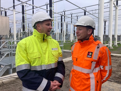 https://images.bd.nl/Nzc4OGJjMGVlZGY0YzdiMjAwMGUvZGlvLzI2NjEzMTIyMS9maXQtd2lkdGgvNDAw/tennet-directeur-robert-kuik-l-en-enexis-manager-peter-lemmens-op-het-hoogspanningsstation-in-tilburg-noord
