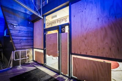 Demonstranten vernielen meer dan twintig ramen en zeven ingangen van gebouw TU/e