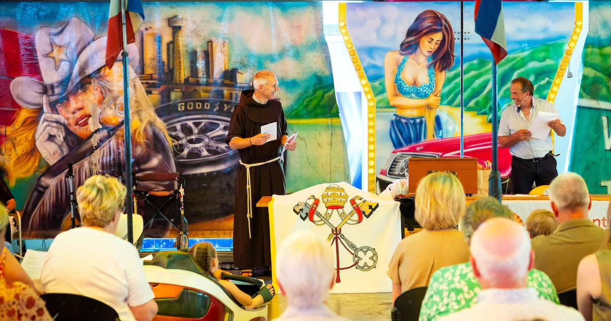 Tussen de botsauto’s heeft de pastoor de lachers op zijn hand: ‘Mensen, de defibrillator hangt achte