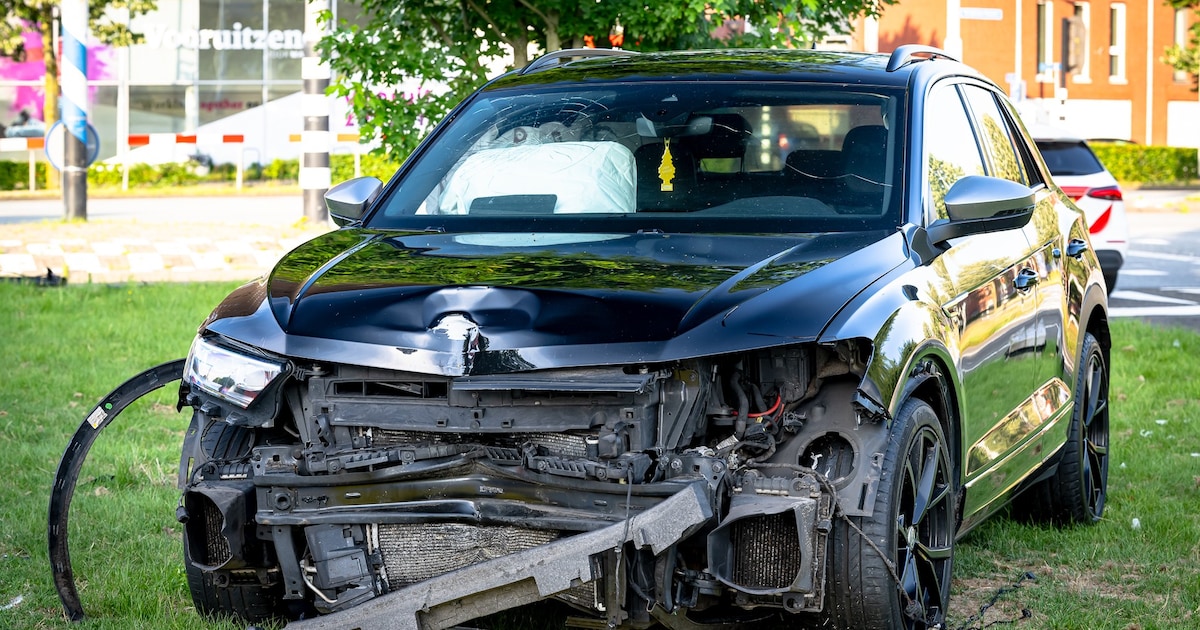Bestuurder vliegt uit de bocht, rijdt verkeerslicht omver en verstopt lachgas na ongeluk in Tilburg