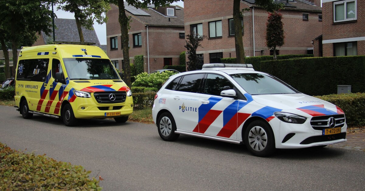 Gewonde wielrenner krijgt lift van politie na ongeval in Heesch.