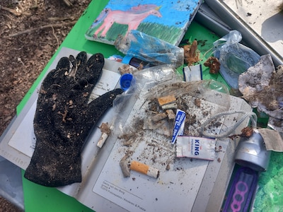 Marianne ziet steeds meer troep in het Leenderbos: ‘Mensen lijken te geloven in sprookjes, maar er z