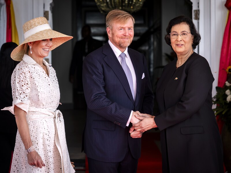 De Surinaamse president Jennifer Geerlings-Simons verwelkomt koning Willem-Alexander en koningin Máxima.