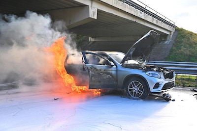 A2 bij Maarheeze in beide richtingen dicht door ongeluk met vijf voertuigen, meerdere auto’s in bran
