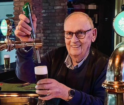 Frans (86) zijn kist staat deze week letterlijk op het biljart in zijn 'café Lemans’