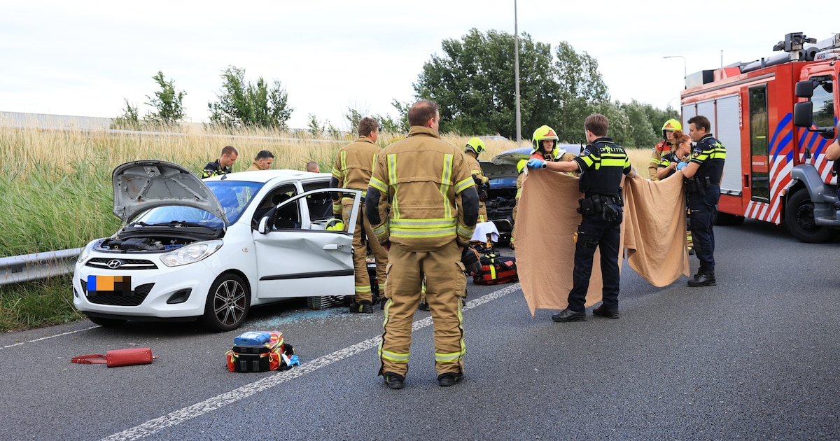 Kind overleden na botsing tussen twee auto’s op de A13 bij Delft