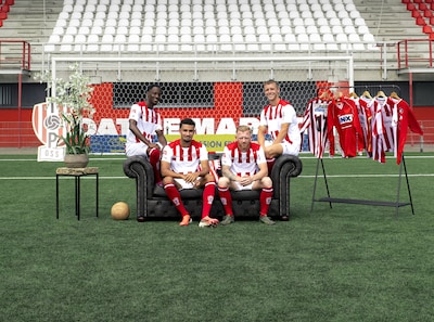 TOP Oss presenteert nieuw thuisshirt zonder hoofdsponsor, club is nog in gesprek