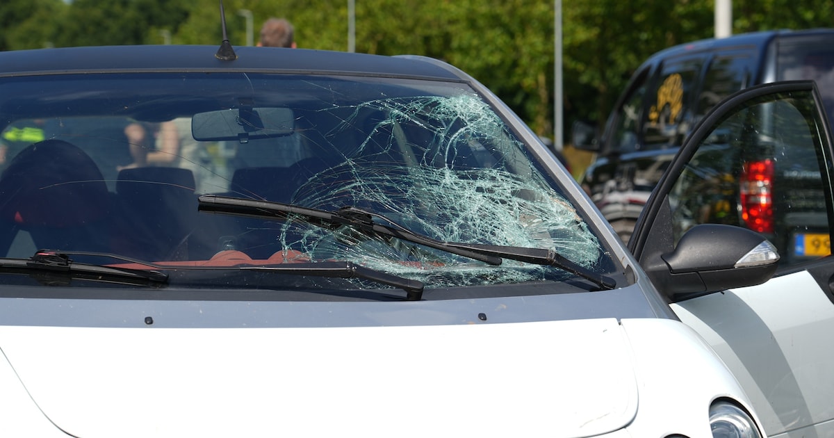 Fietser wordt geschept door auto in Dongen, slachtoffer naar het ziekenhuis gebracht