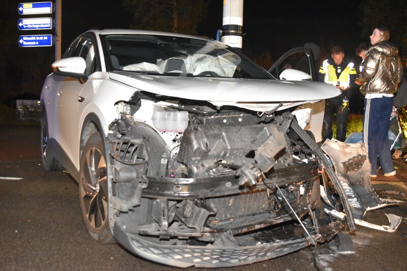 Een van de bestuurders zou door hebben gereden bij een rood verkeerslicht en bleek onder invloed van drugs in Zaltbommel.