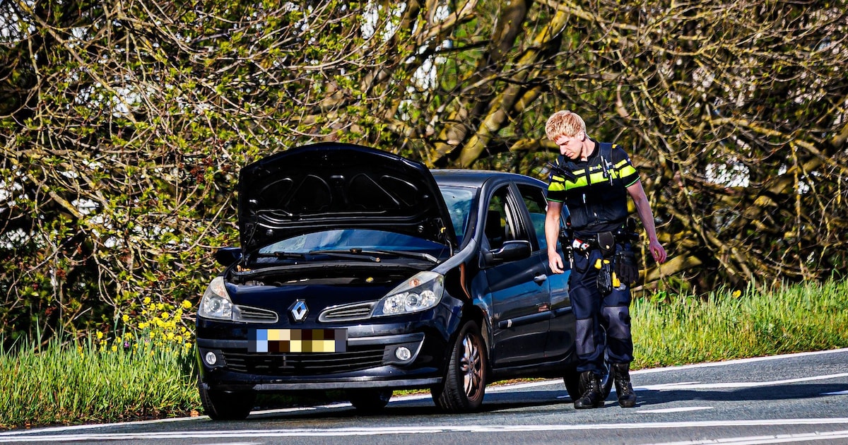 Auto staat te wachten bij verkeerslichten in Den Bosch als er plots brand ontstaat bij voorwiel