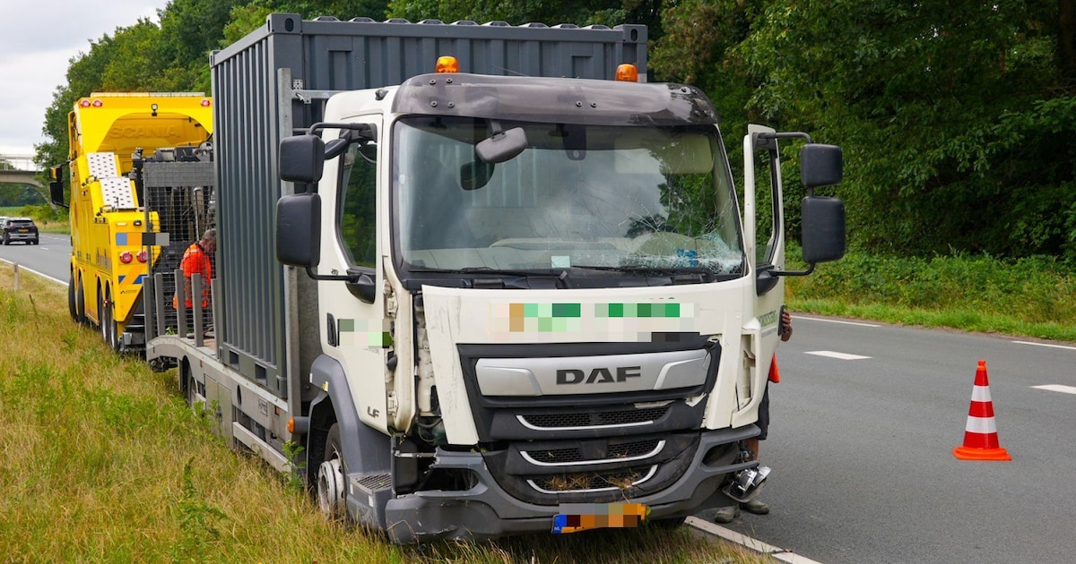 Vrachtwagen komt op verkeerde weghelft na botsing met reclamezuil op N329 bij Oss.