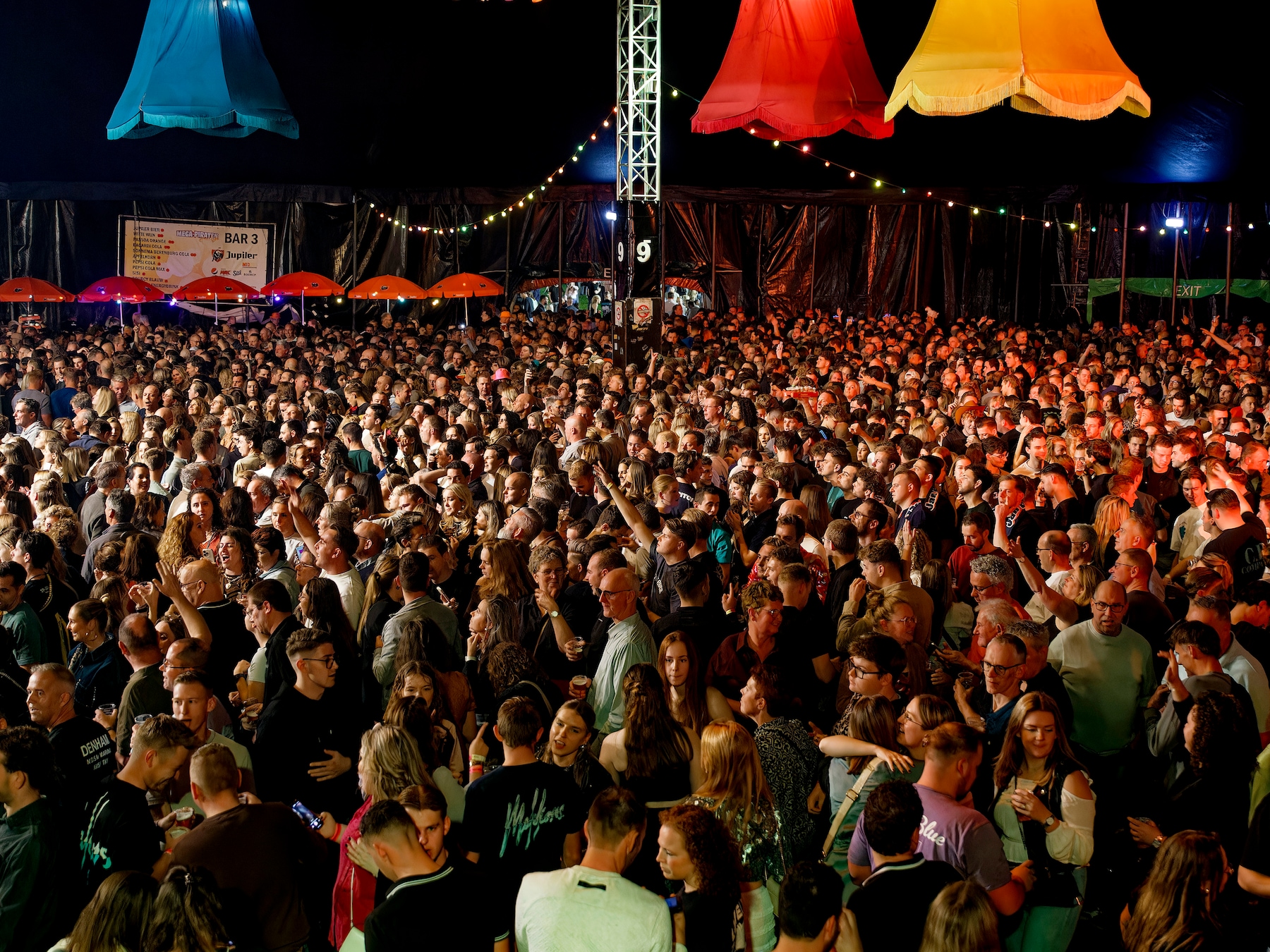 Hoe Maaskantje met het Mega Piraten Festijn in één dag transformeert naar een dorp van 8000 feestgangers  