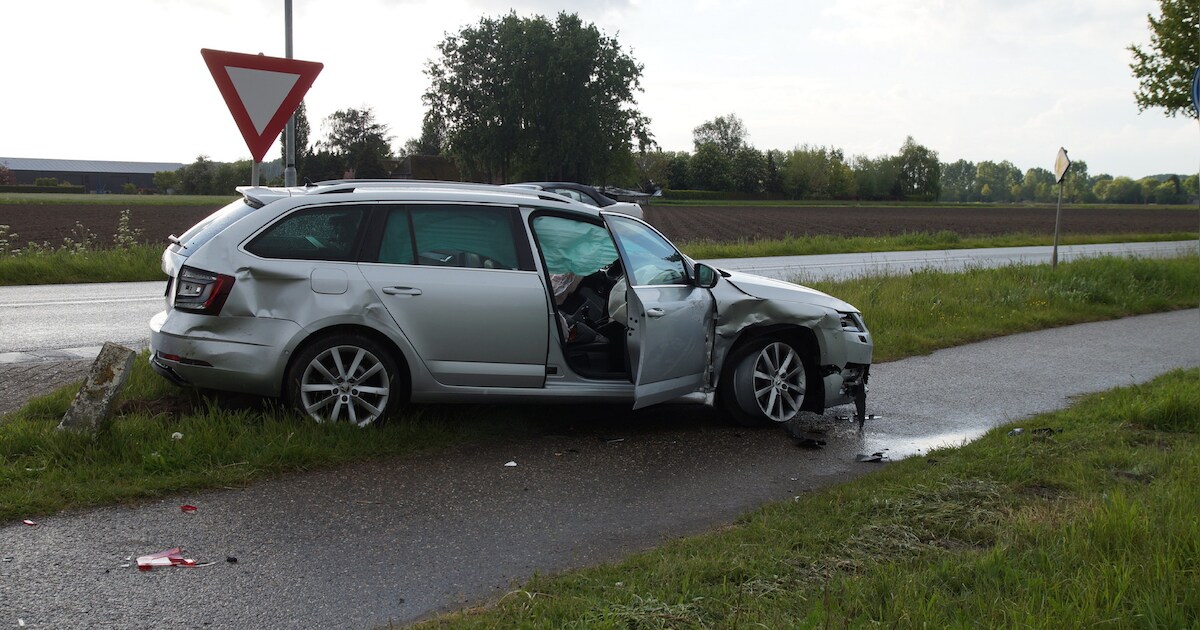 Vier gewonden na botsing tussen twee auto's in Haarsteeg
