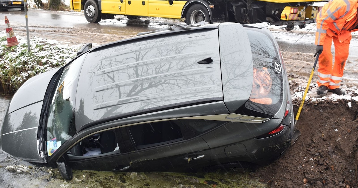 Postbezorger belandt met zijn auto in sloot bij Velddriel door gladheid
