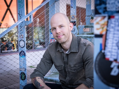 De meester die verhalen vangt: Paul Nijhof geeft Oekraïense leerlingen een stem in nieuw boek