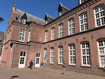Wonen aan een verborgen hofje in de binnenstad met Jezus als buurman