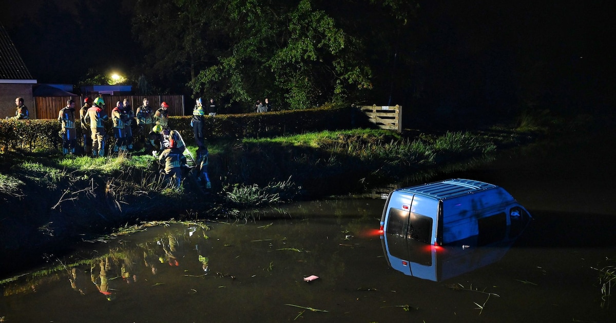 Voet van bestuurder klem onder gaspedaal: invalidebusje belandt in water in Moergestel