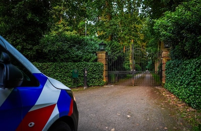 Oudere vrouw raakt gewond als man probeert haar villa te overvallen bij Landgoed De Wielewaal, man (